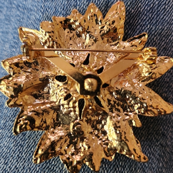 - Poinsettia Pin - Picture 2 of 4